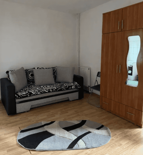 Canapea modernă explicații elegante și confortabile în living compact.