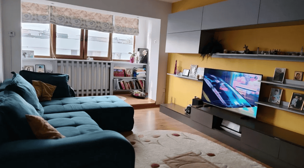 Panou TV și mobilier living moderne, decor cameral, tehnologie brailaimobiliare.ro.