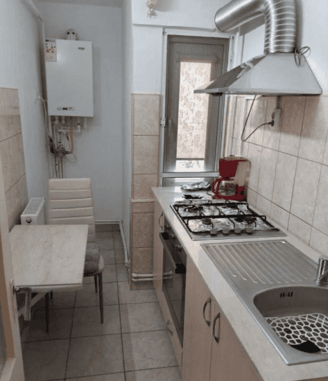 Blinduri electrocasnice pentru bucatarie, aparat de gatit si chiuveta in bucatarie, imagine cu design functional si compact al bucatariei.