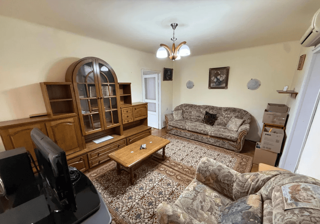 Mobilier clasic în living, cameră confortabilă și primitoare, decor tradițional și mobilier din lemn.