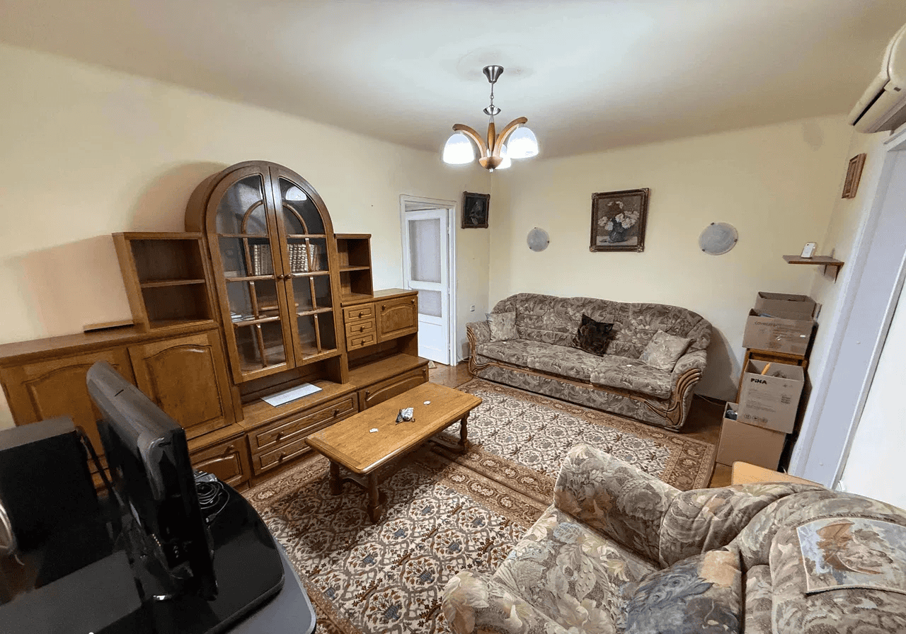 Mobilier clasic în living, cameră confortabilă și primitoare, decor tradițional și mobilier din lemn.