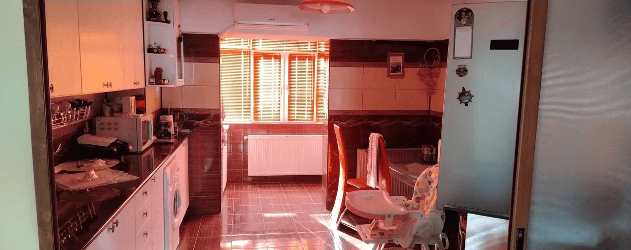 Apartament cu bucătărie utilată complet și spațiu de locuit confortabil.