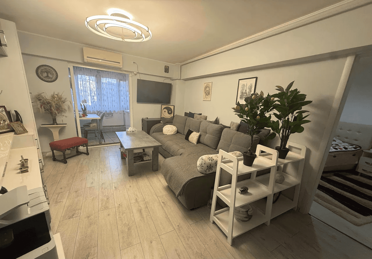 Apartament modern cu living spațios și decor elegant, ideal pentru confort și relaxare.