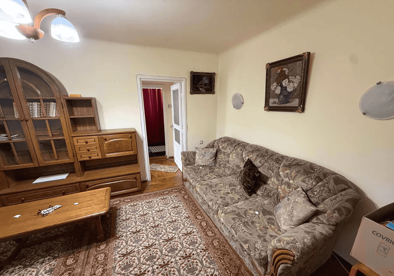 Apartament confortabil în Braila, living cu mobilier clasic și decor elegant.