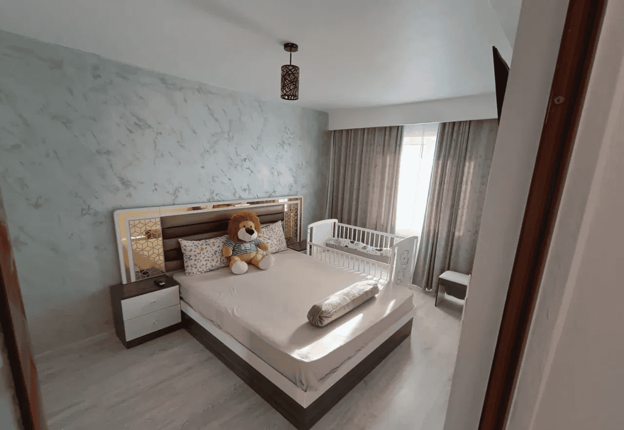 Dormitor modern cu pat confortabil și decor elegant, ideal pentru relaxare și odihnă.