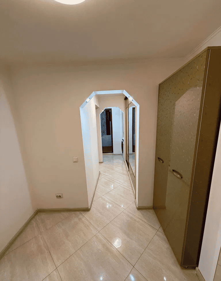 Camera intrare apartament, hol cu dulap de depozitare și finisaje moderne, ideal pentru organizare.