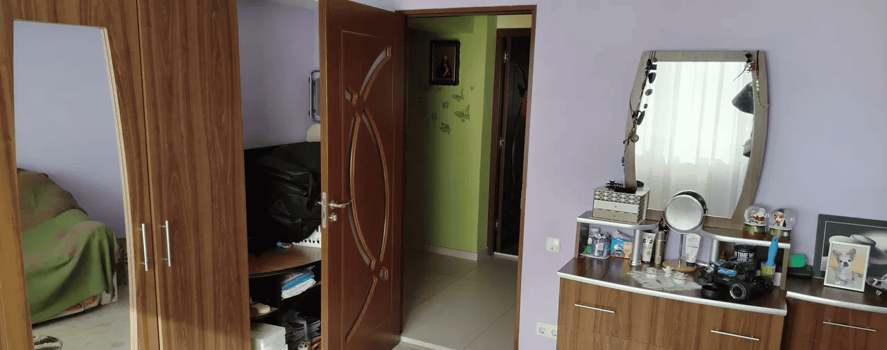 Camera de zi cu mobilier modern și decor elegant, ideal pentru relaxare și socializare.