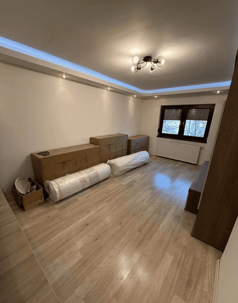 Apartament nou, finisaje moderne și lumină naturală.