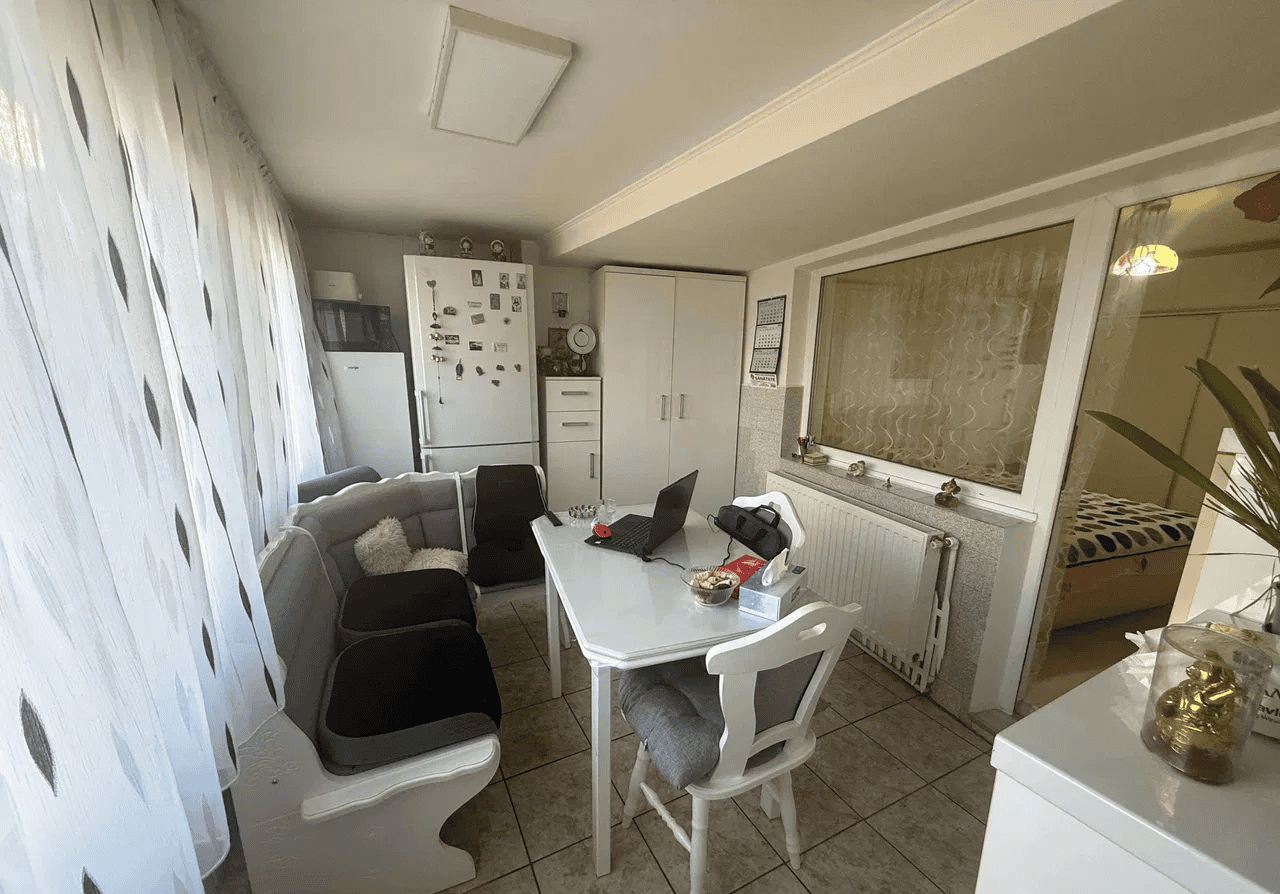 Casă modernă cu living și zonă de dining, mobilier confortabil și decor luminos.