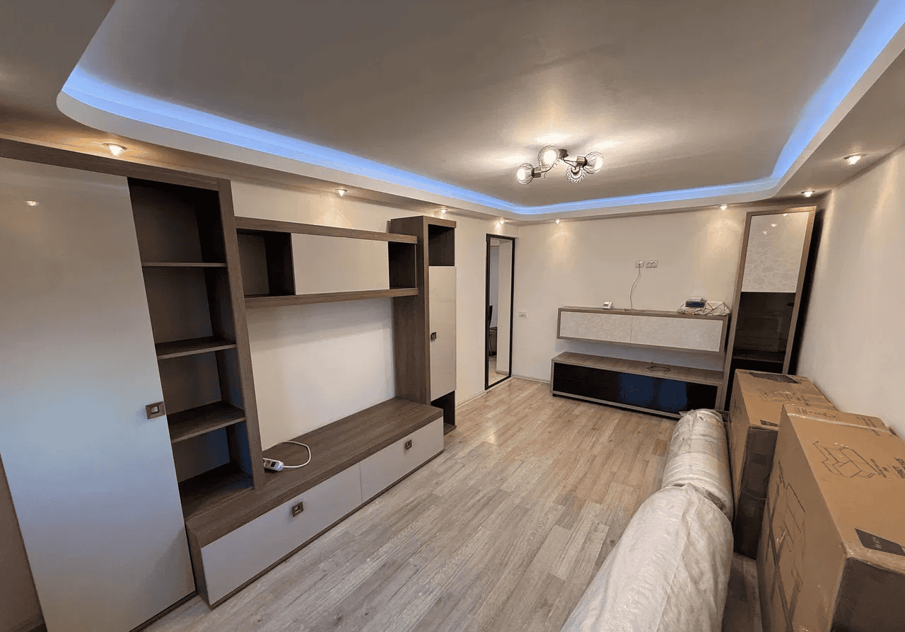 Mobilier living modern, spațiu de depozitare și design interior elegant.