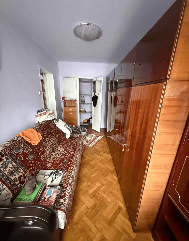 Camera de zi cu mobilier clasic și spațiu de depozitare mare, ideală pentru confort și organizare ef.