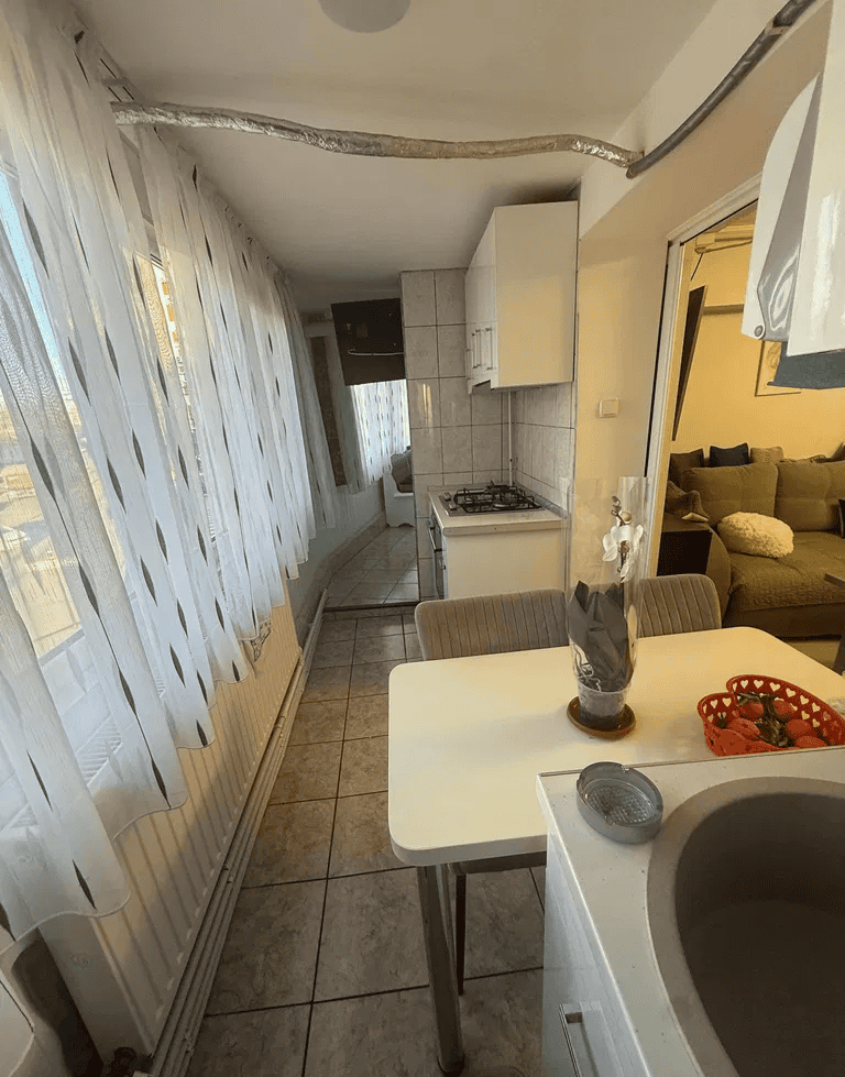 Apartament luminos cu bucătărie modernă și spațiu de dining, ideal pentru confortul zilnic.