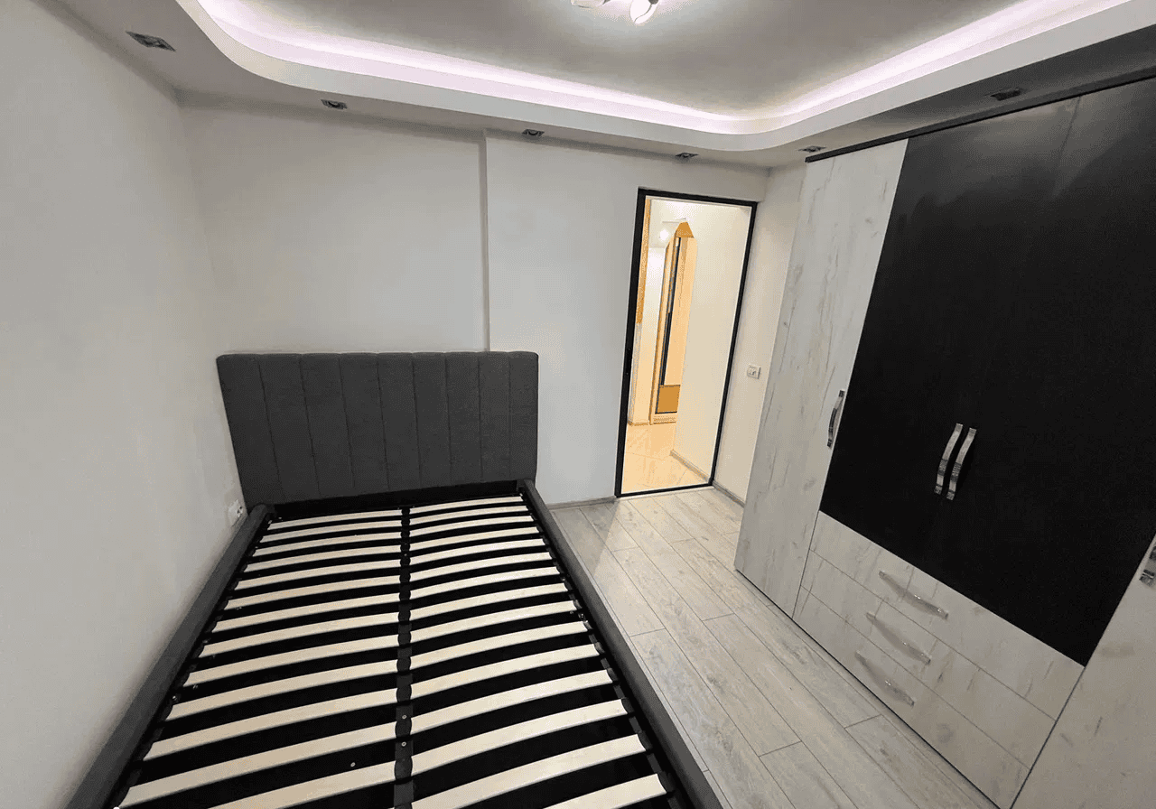 Pat de dormitor modern și spațios, ideal pentru confort și relaxare.